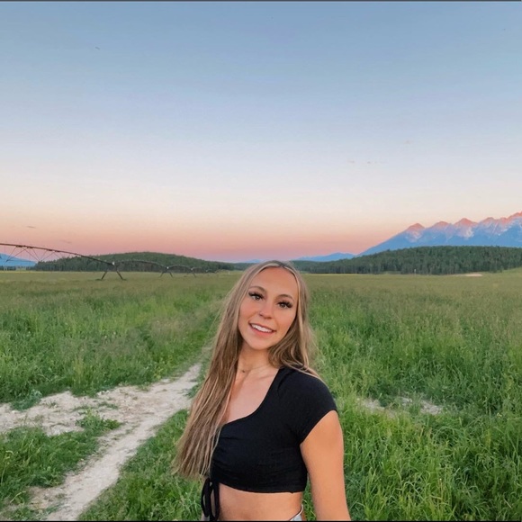 Meet your Posher, Malorie - Picture 1 of 3